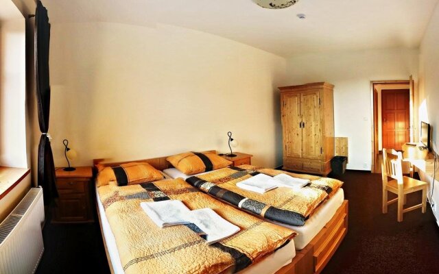 Zámecký Dvůr Černousy