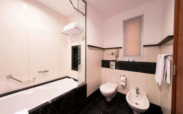 Holiday Inn Suites Kuwait Salmiya