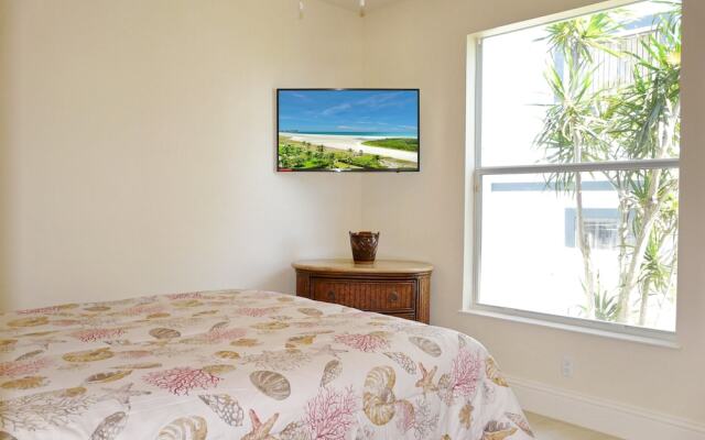 Pet-friendly Waterfront Home With Heated Pool and spa