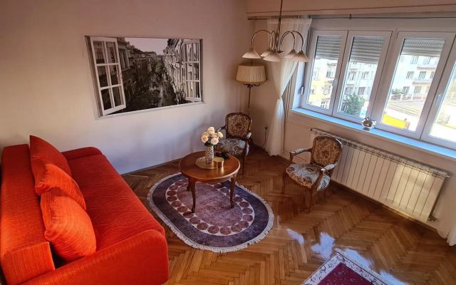 Windows City Apartment