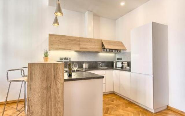 Spacious And Bright Apartment Dusni 13