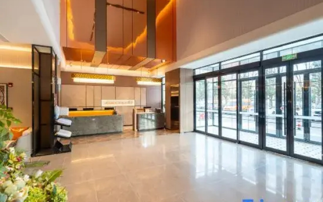 Homeinn Plus Hotel (Ulanhot Hezhan Middle School)