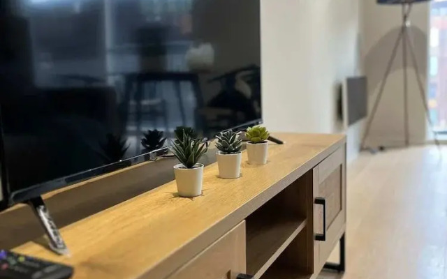 Joyful - 2 Ensuite Flat in M15