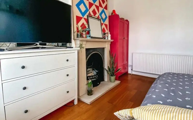 2 Bedroom Flat w Office in Tooting Broadway
