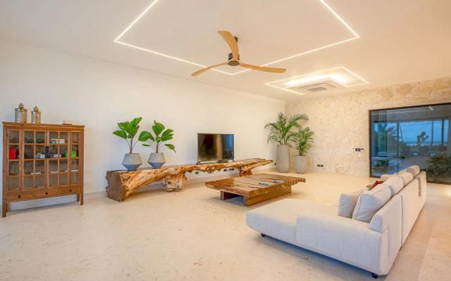 Luxury 10br Beachfront Stunner With Private Pool