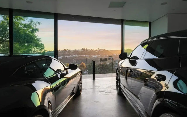 Glass Mansion - Chic Glass Villa in LA Hills With Views, Style & Serenity