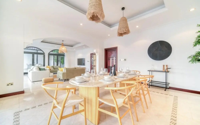 Exclusive 6BR Palm Villa w Private Pool and Beach