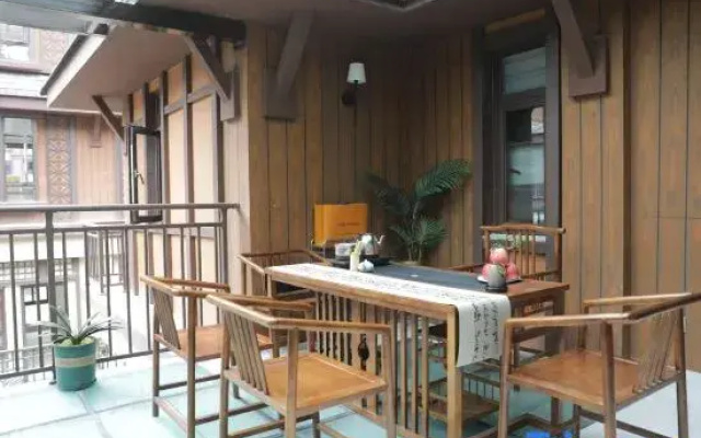 Mangshi Kingfisher Homestay (Yi Nationality Ancient Town)