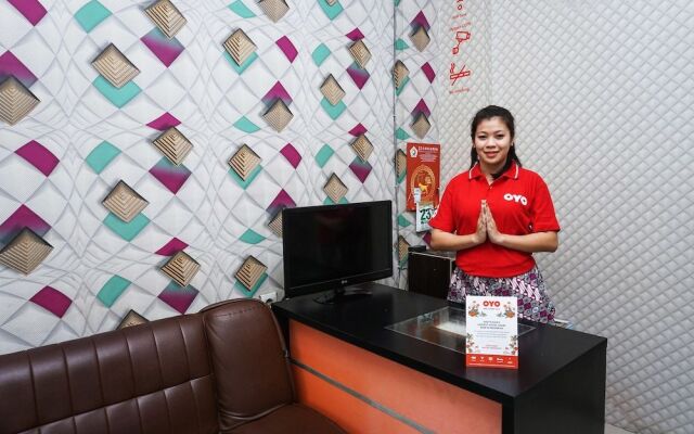 OYO 111 Grand Palace Resident