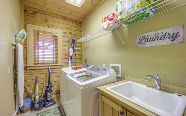 4 Mi to Grandfather Mountain: Cabin in Newland!