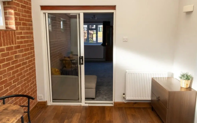 Catsbrook House - Sleeps 7 - Business Travellers Accommodation