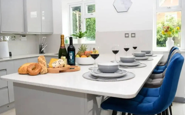 Amazing 4BR Near Hospital, Free Parking, Sleeps 10