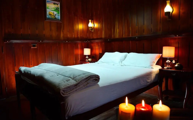 Premium Luxury Houseboat