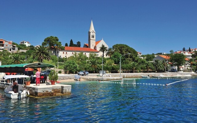 Awesome Home in Praznica With 2 Bedrooms, Jacuzzi and Wifi