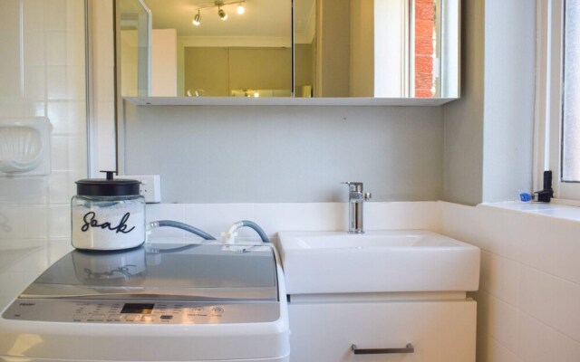Sun-drenched 1 Bed Studio Apartment In Newtown