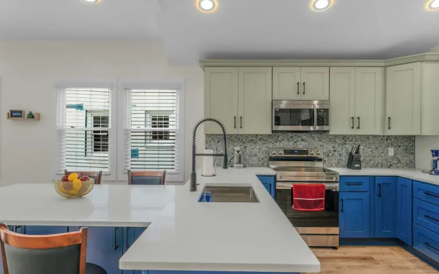 Stylish 4BR Haven Backyard and Fire Pit
