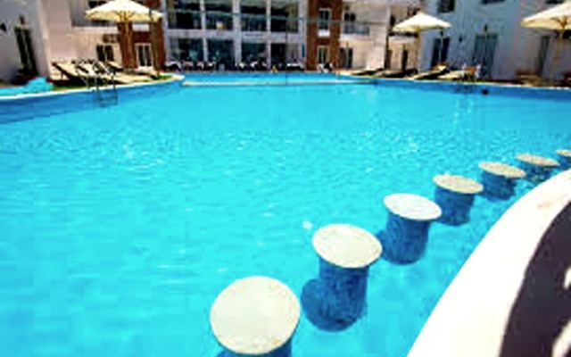 Cozy Pool Level 1-bed Apartment