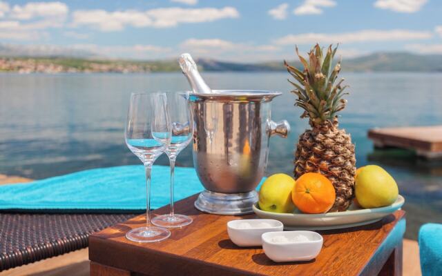 Luxury at Villa Cama - Your Dream Vacation Rental!