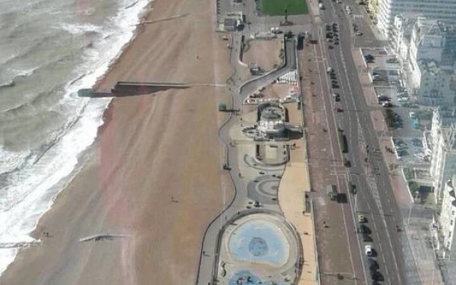 Bright Spacious Studio 5 Mins Walk to the Beach!