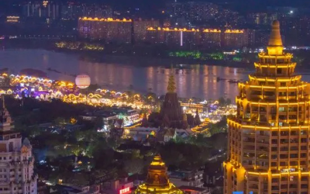 Yanyuju Cinema Holiday Inn (Jinghong Gozhuang Xishuangjing Starlight Night Market Branch) – Outside – Xishuangbanna