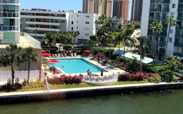 Marina Bay Club