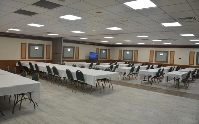 Holiday Inn Express Perrysburg (i-75)