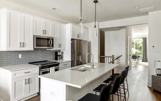 Cheerful Townhome With Garage EAV Local