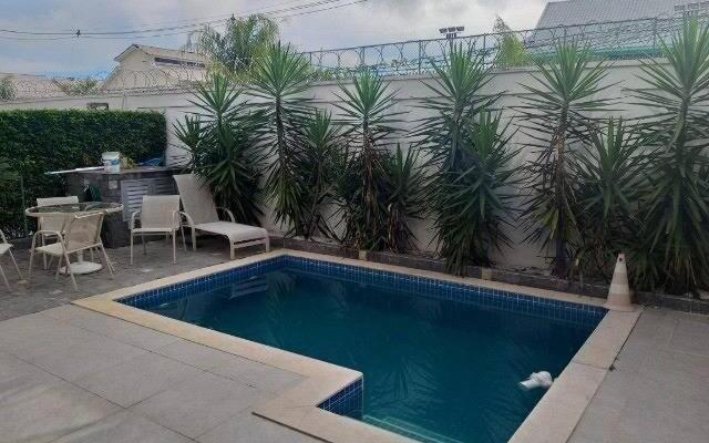 Casa com 4 quartos e piscina