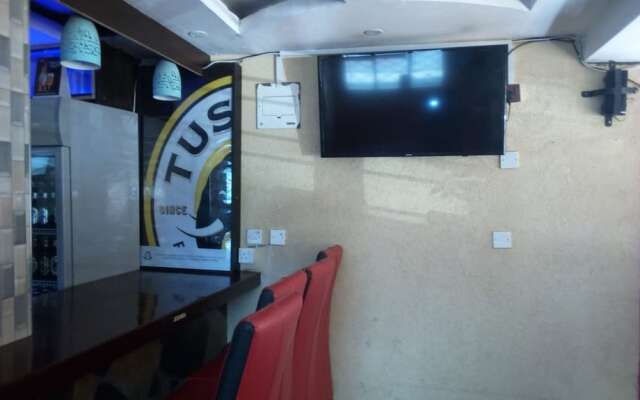 Bricks Pub & Hotel - Adults Only