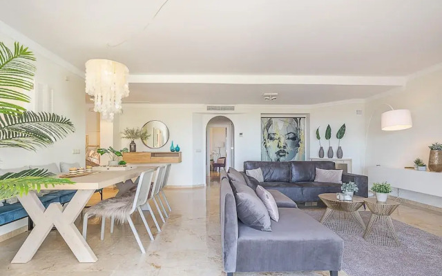 Apt Mairena Forest sea View & Pool