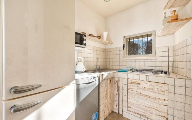 2526 Trullo Limone by Perle di Puglia