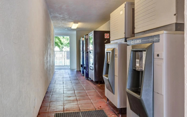 Super 8 by Wyndham Santa Rosa North