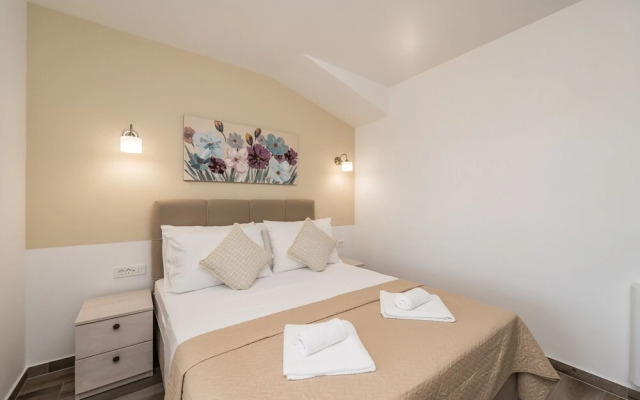 Luxury Villa With Heated Pool 05