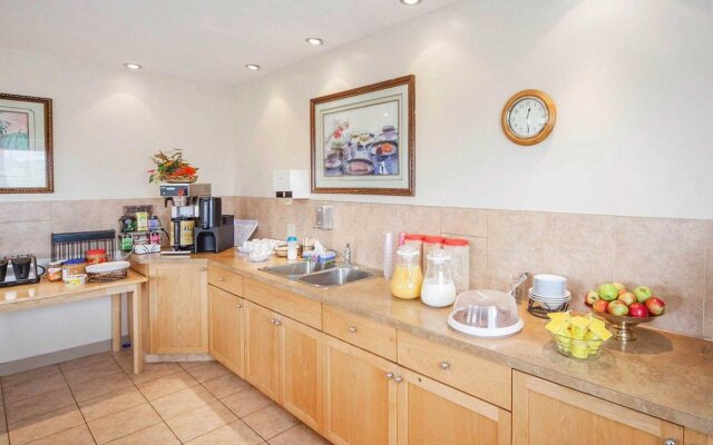 Econo Lodge Inn & Suites