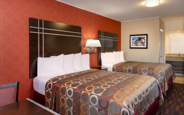 Best Western Plus Raffles Inn & Suites