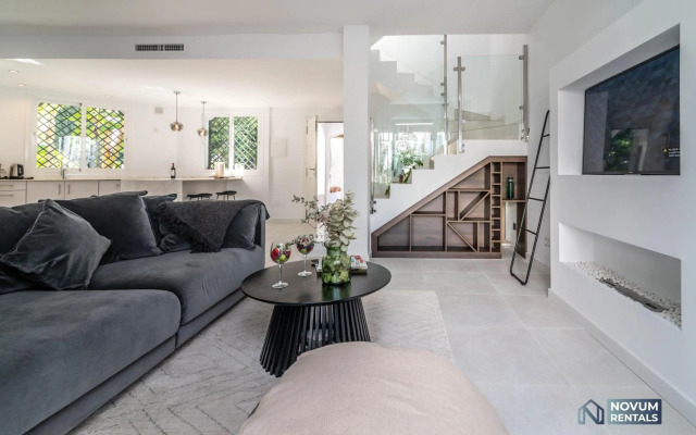 TOP RENOVATED 3-BDRM TOWNHOUSES with POOL, BBQ & ROOFTOP TERRACES