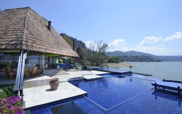 Espectacular y Enigmática Villa en Lago