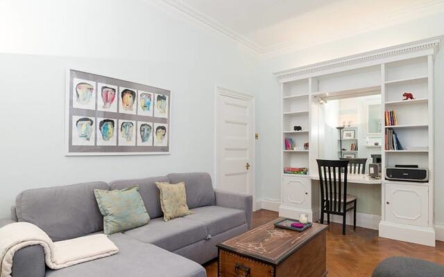 Lovely 1BR Home Near Holland Park, 4 Guests