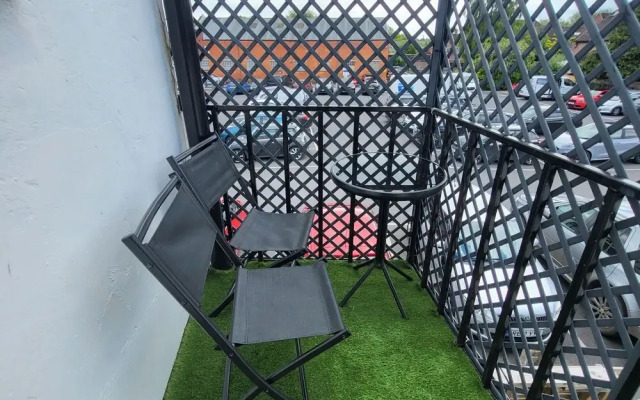 Town Centre Modern 1 Bed Self-contained Apartment
