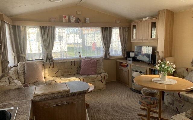 Lovely 2 Bed Chalet in Clacton-on-sea