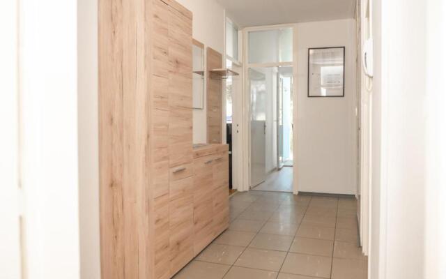 Sunny & Spacious, 2BD suite with free parking