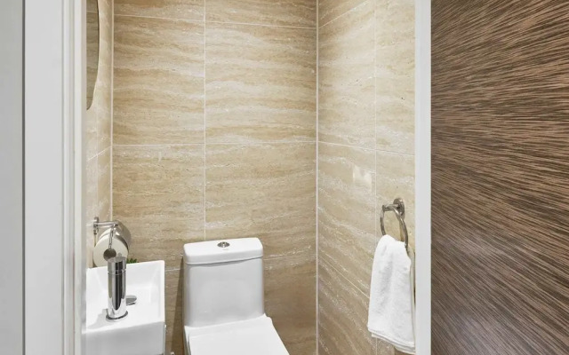 Host Stay Chic Townhouse by the Docks