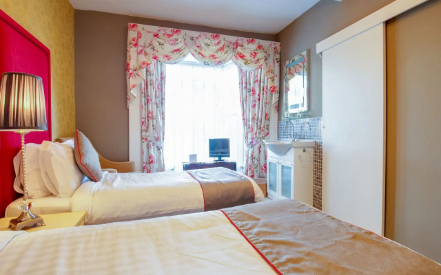 OYO Lamphey Hall Hotel