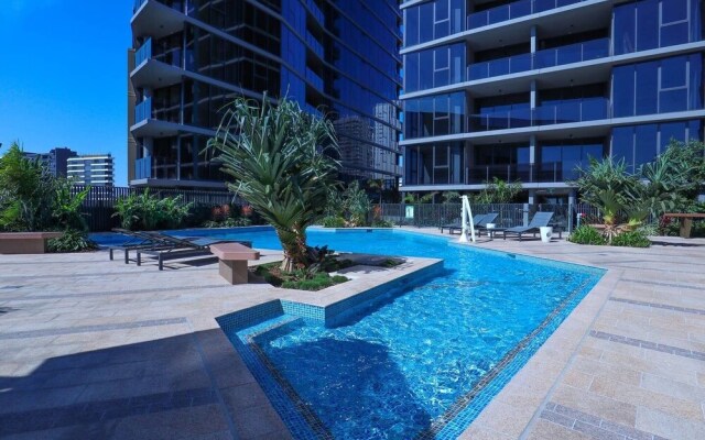 Stylist 2 Bedrooms Apartment With Pool/gym/parking