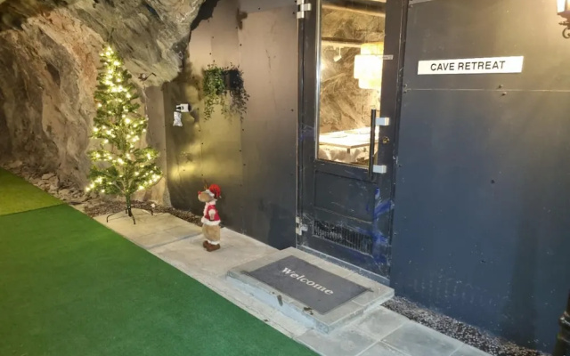 Cave Retreat - Sleeps 2 - Pets - Parking - Wifi