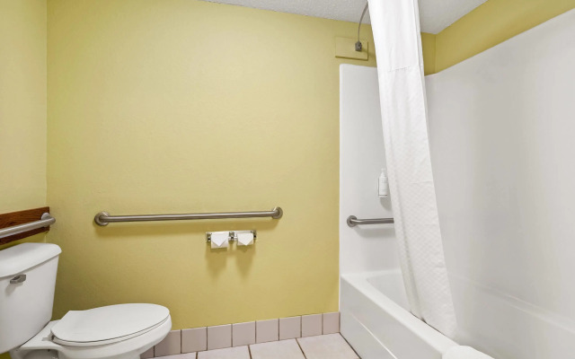 Super 8 by Wyndham Osseo WI