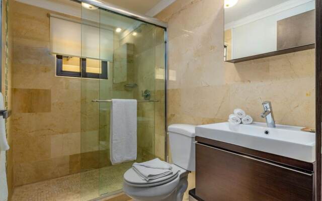 Unique 2BR Penthouse w Privaterooftop Palmbeach