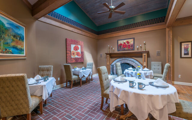 Eight Gables Inn