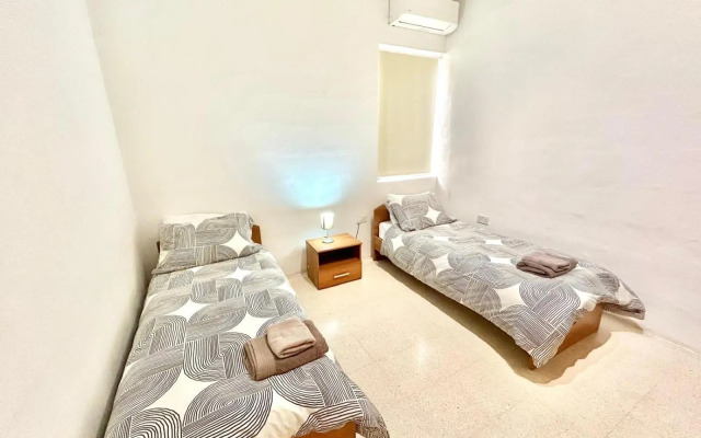 St Julians - Balluta Bay large 3 bedroom apartment