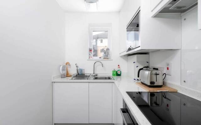 Modern 2 Bed, for up to 4, Excel/city Airport